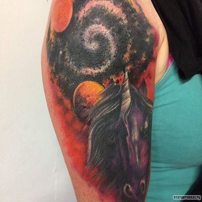 Фотография татуировки под названием «Единорог на фоне планет»