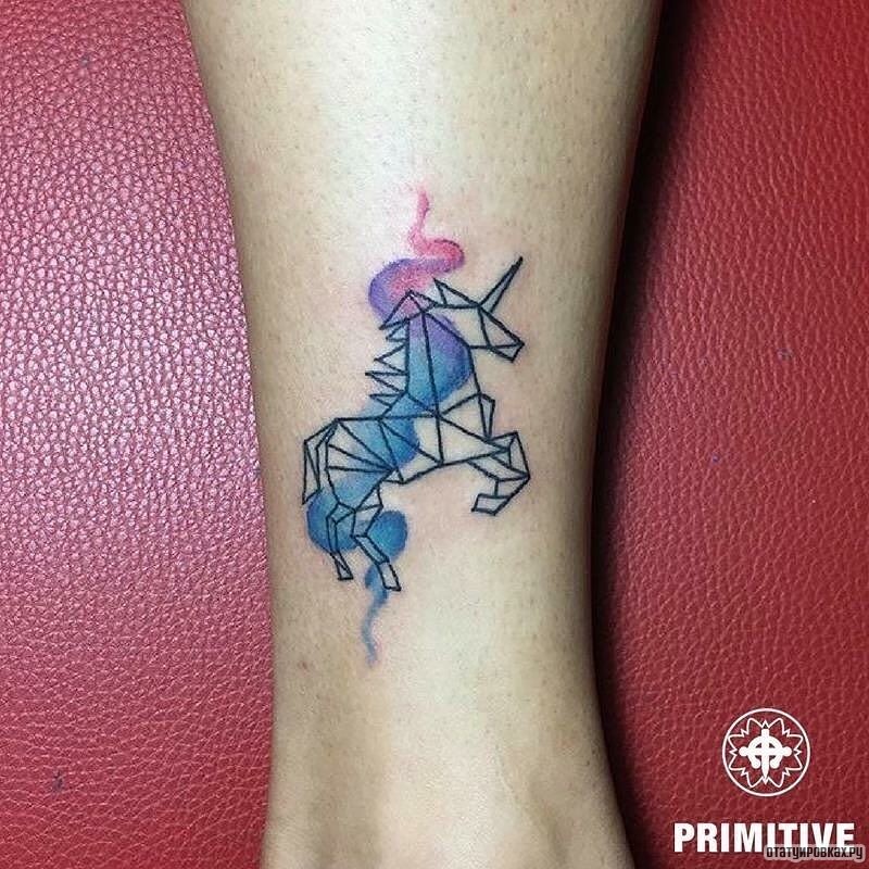 Фотография татуировки под названием «Единорог в виде узора»