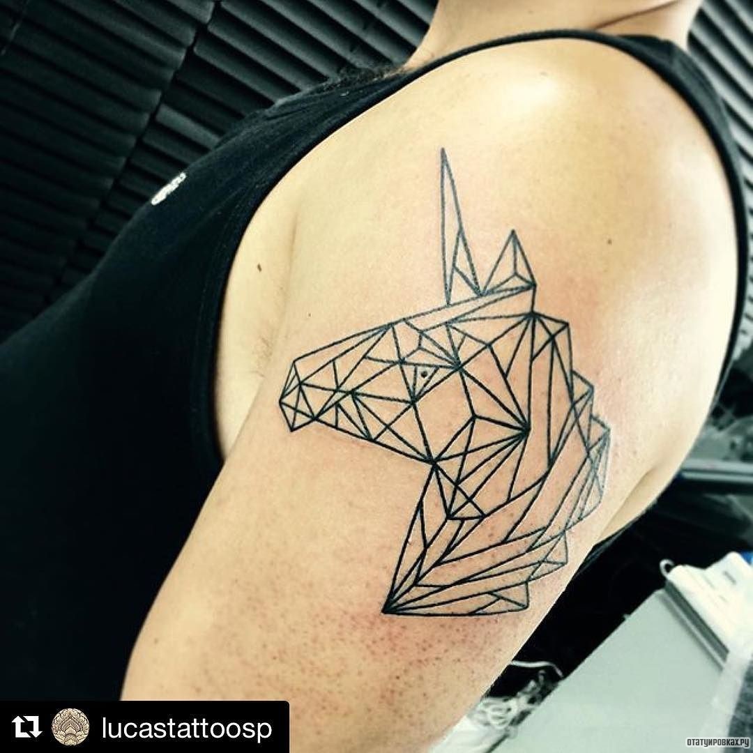 Фотография татуировки под названием «Единорог из линий»