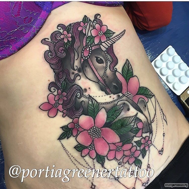 Фотография татуировки под названием «Единорог в цветах»