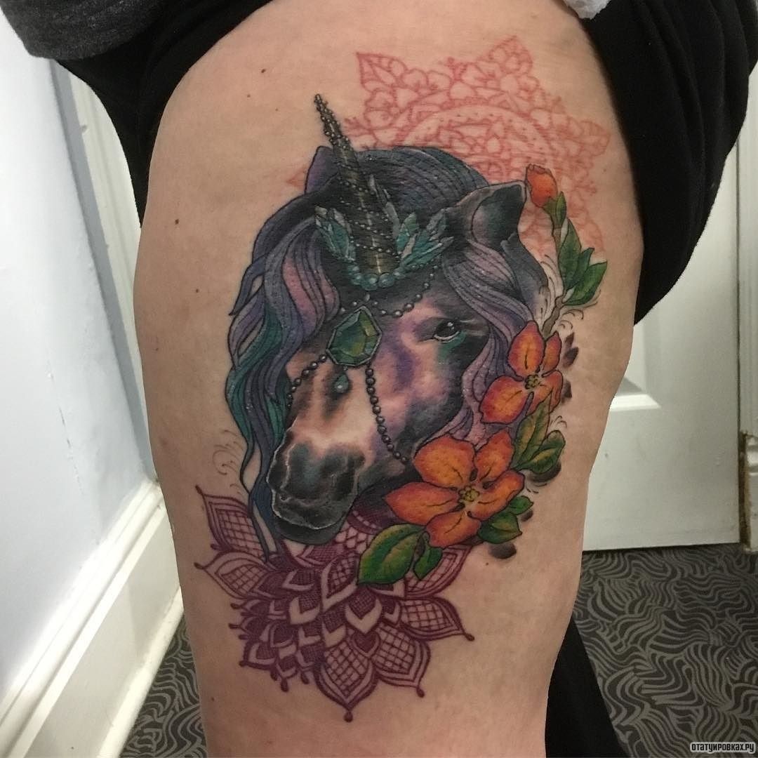 Фотография татуировки под названием «Единорог и оранжевые цветы»
