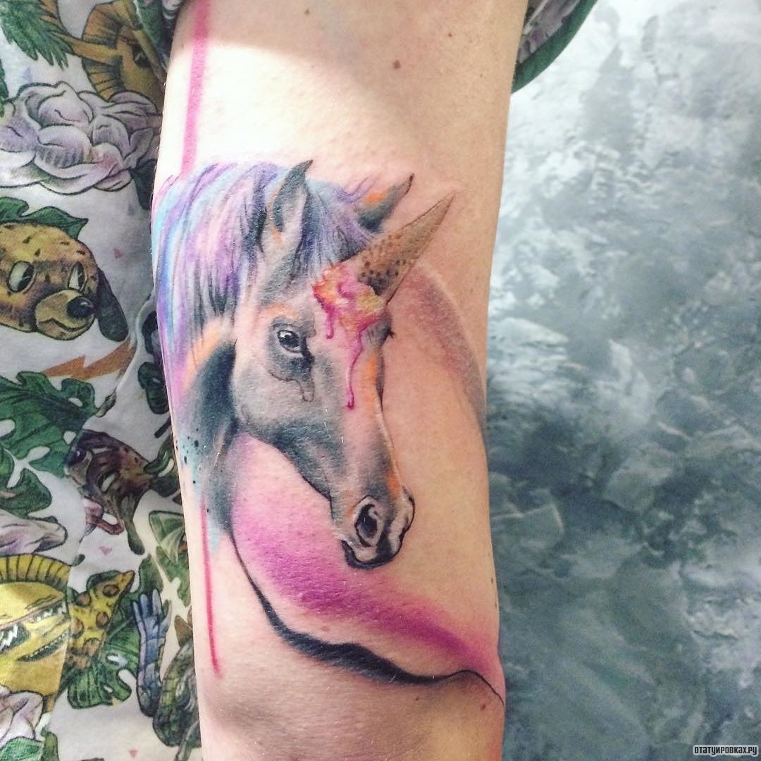 Фотография татуировки под названием «Единорог в разных красках»
