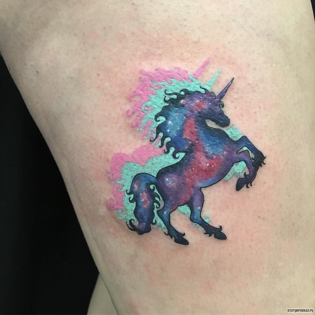 Фотография татуировки под названием «Единорог из трех разных цветов»
