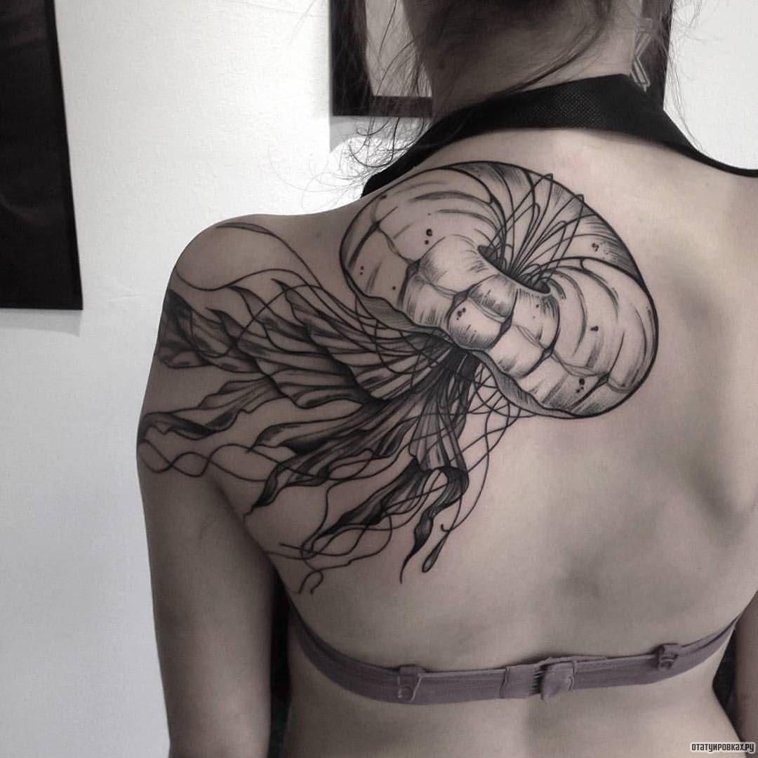 Фотография татуировки под названием «Медуза в белом исполнении»