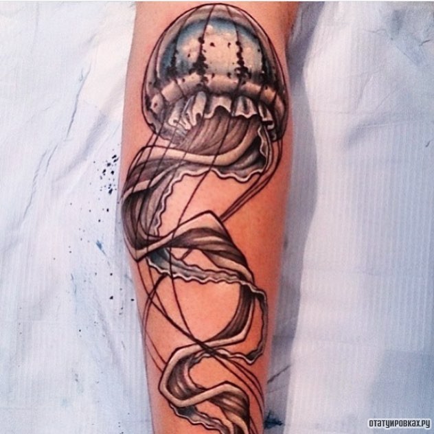 Фотография татуировки под названием «Медуза с голубым цветом»