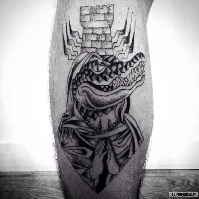 Фотография татуировки под названием «Крокодил на фоне башни»