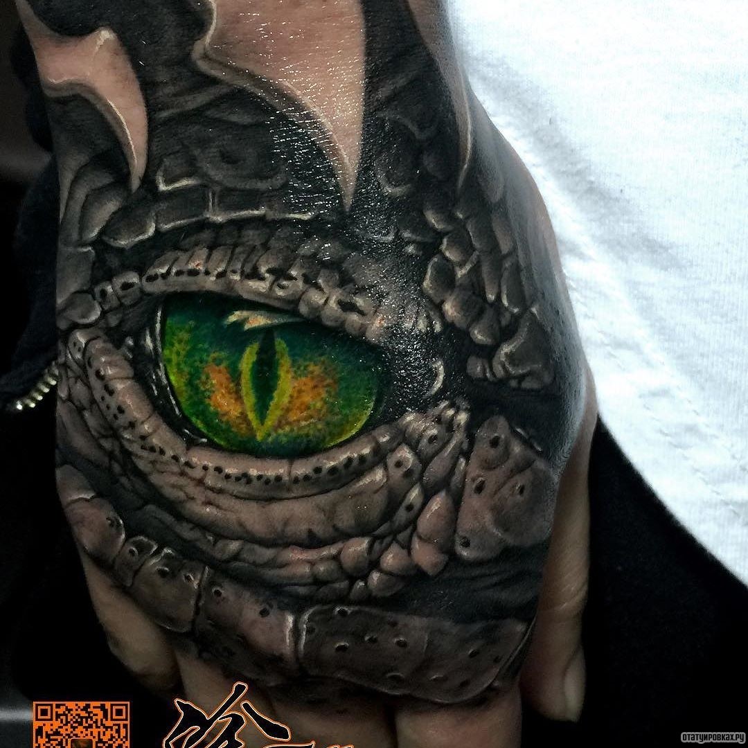 Фотография татуировки под названием «Зеленый глаз крокодила»