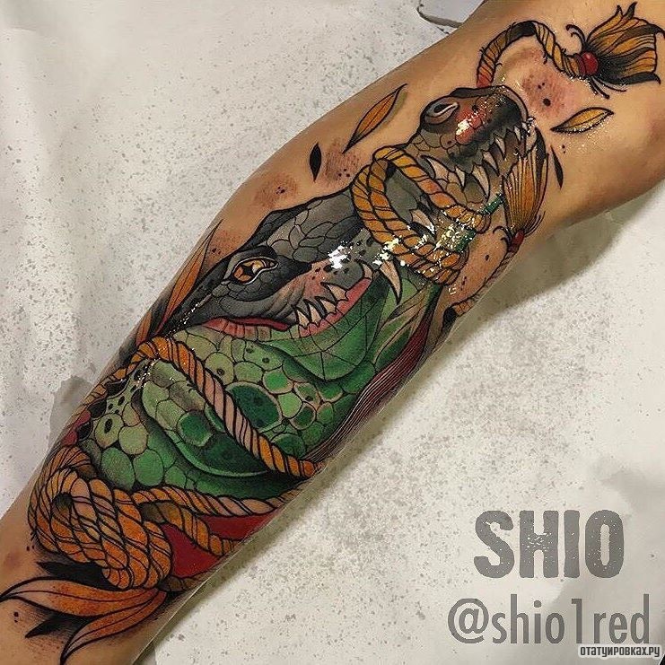 Фотография татуировки под названием «Крокодил с завязанной мордой»