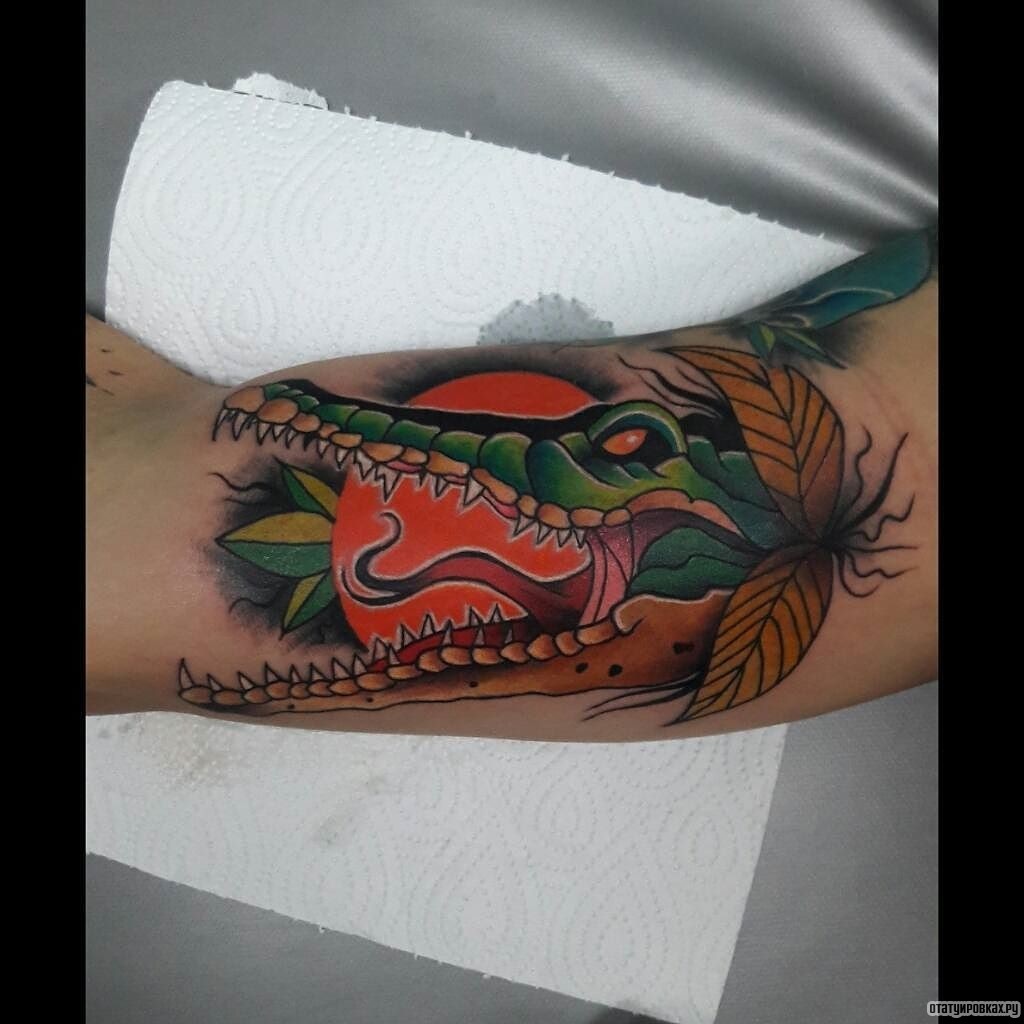 Фотография татуировки под названием «Крокодил с открытой пастью на фоне луны»