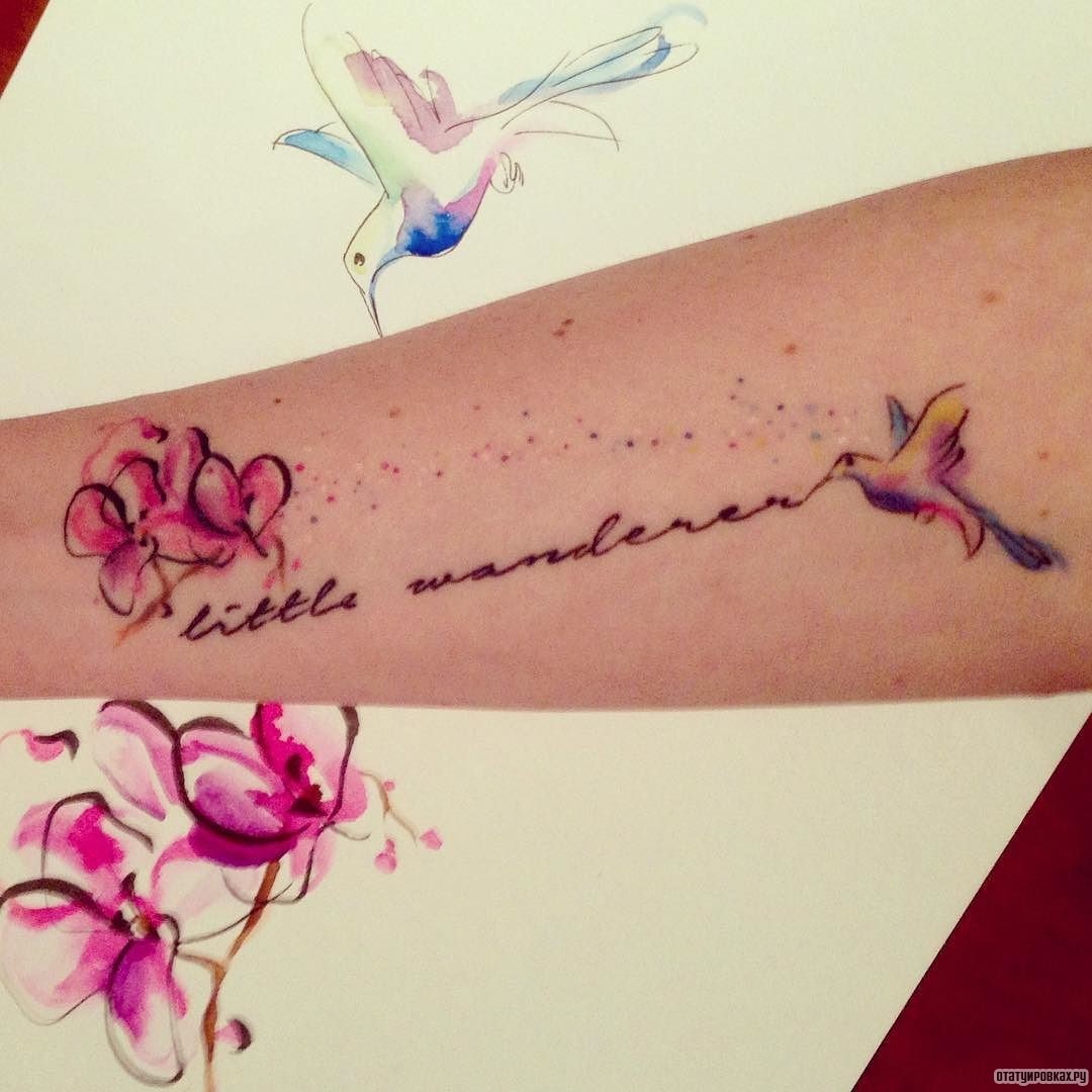Фотография татуировки под названием «Орхидея с колибри и надписью»