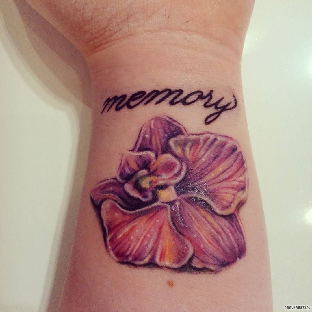 Фотография татуировки под названием «Орхидея с надписью memory»