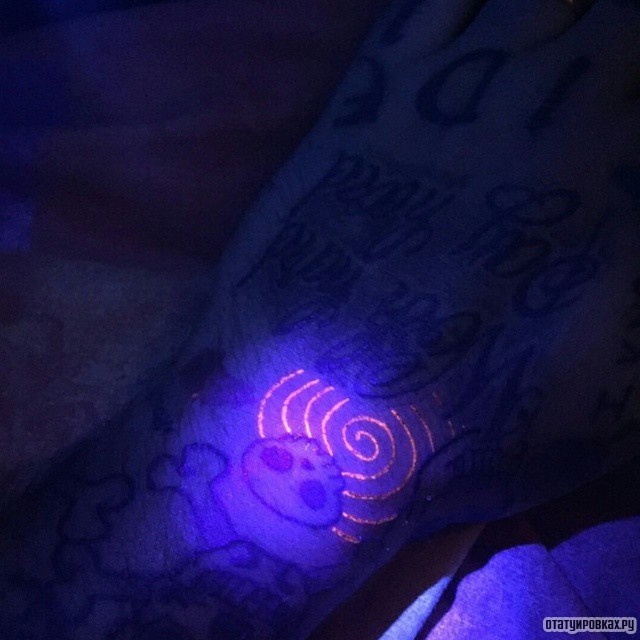 Фотография татуировки под названием «Ультрафиолетовый узор»