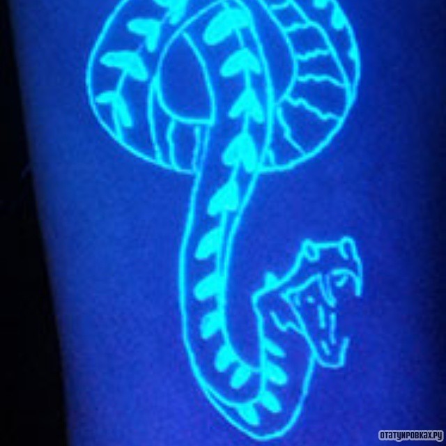 Фотография татуировки под названием «Ультрафиолетовая змея»