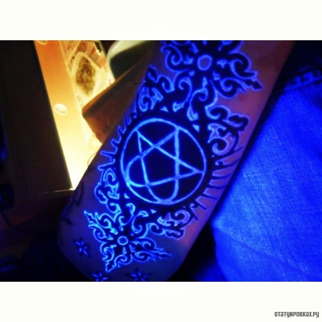 Фотография татуировки под названием «Ультрафиолетовая пентаграмма с узорами»