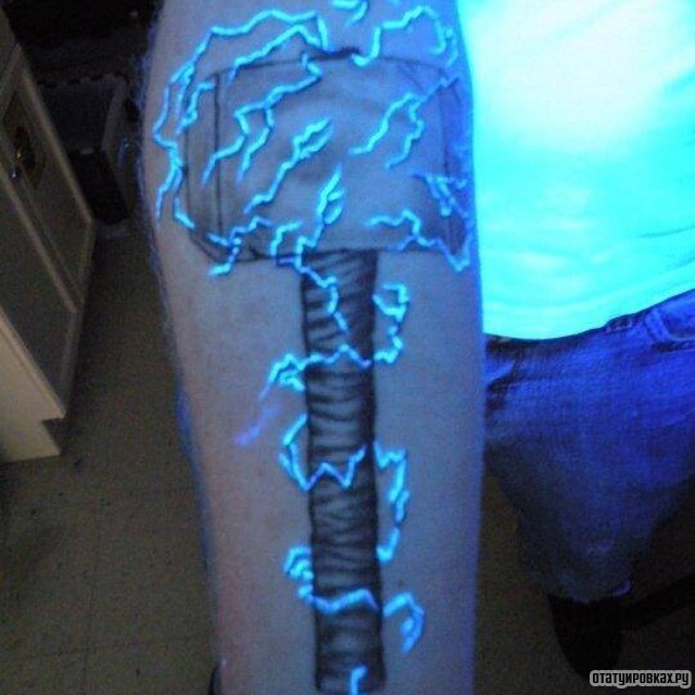 Фотография татуировки под названием «Ультрафиолетовый молоток»