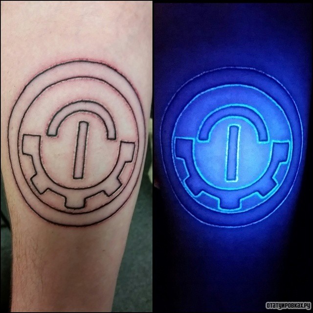 Фотография татуировки под названием «Ультрафиолетовый символ»