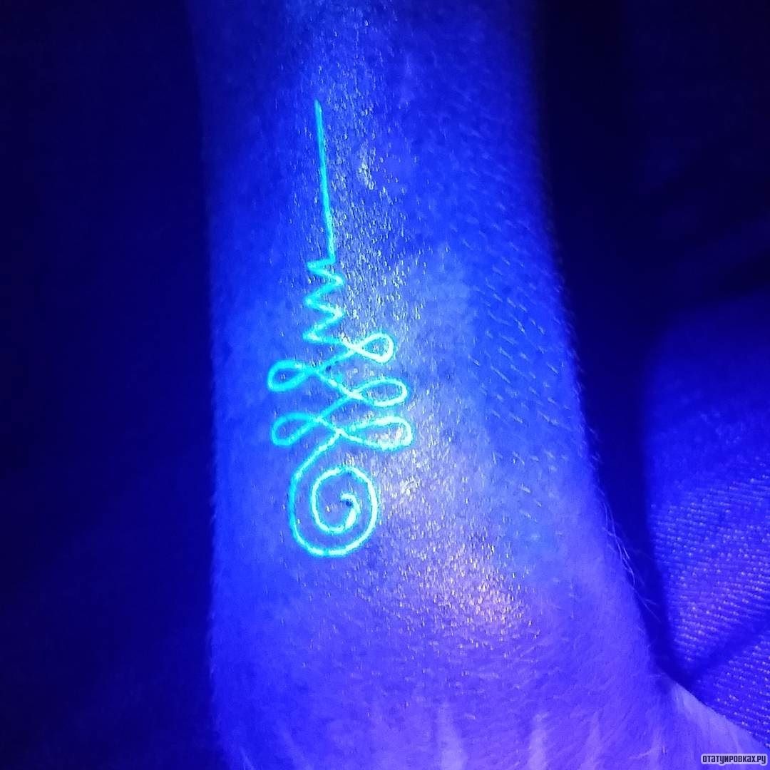 Фотография татуировки под названием «Ультрафиолетовый медицинский узор»