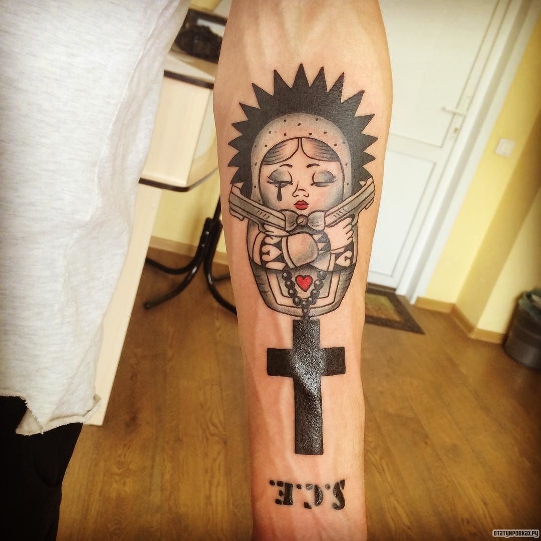 Фотография татуировки под названием «Матрешка с крестом»