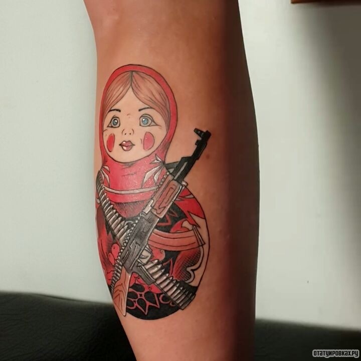 Фотография татуировки под названием «Матрешка с автоматом калашникова»
