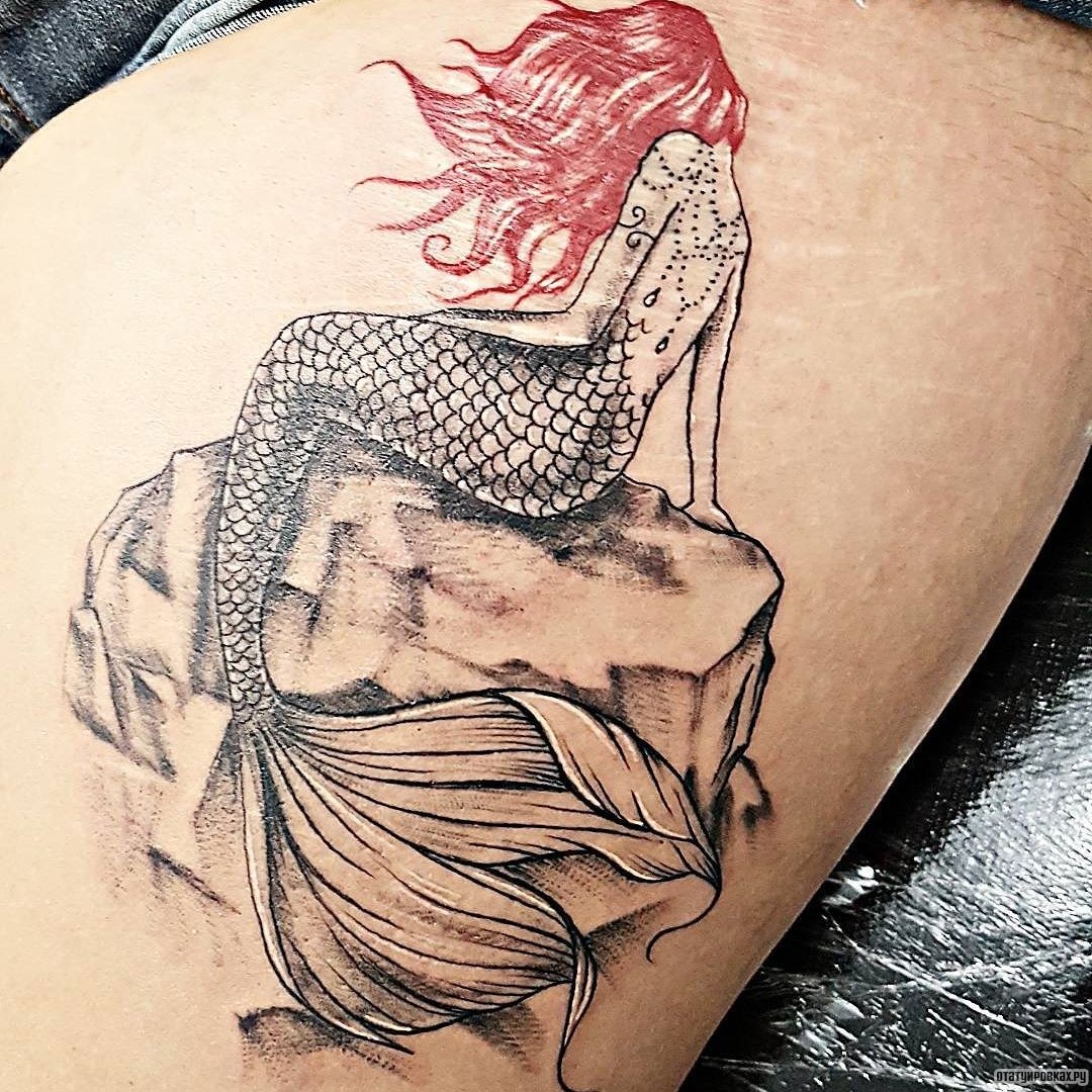 Фотография татуировки под названием «Русалка на камне»