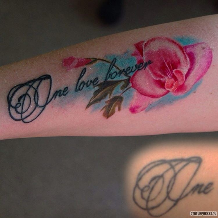 Фотография татуировки под названием «Надпись с цветком»