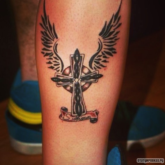 Фотография татуировки под названием «Кельтский крест с крыльями»