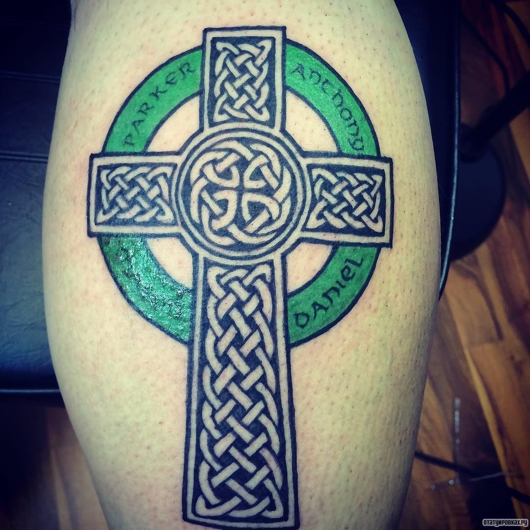 Фотография татуировки под названием «Кельтский крест с зеленым кругом»