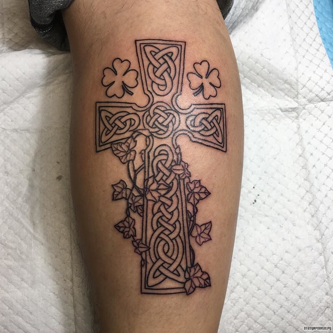 Фотография татуировки под названием «Кельтский крест с листьями»