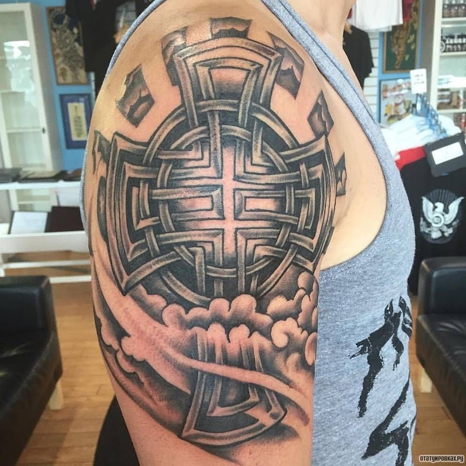 Фотография татуировки под названием «Кельтский крест в небе»
