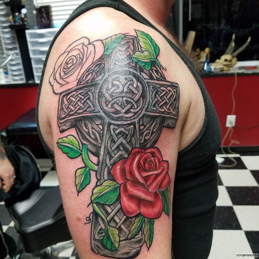 Фотография татуировки под названием «Кельтский крест с розами»