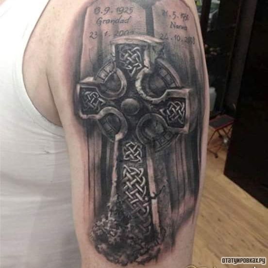 Фотография татуировки под названием «Кельтский крест в виде камня»