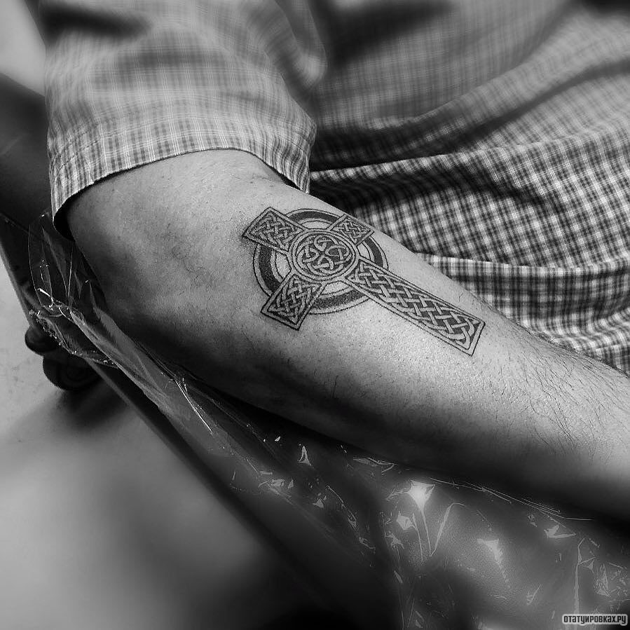 Фотография татуировки под названием «Небольшой кельтский крест»