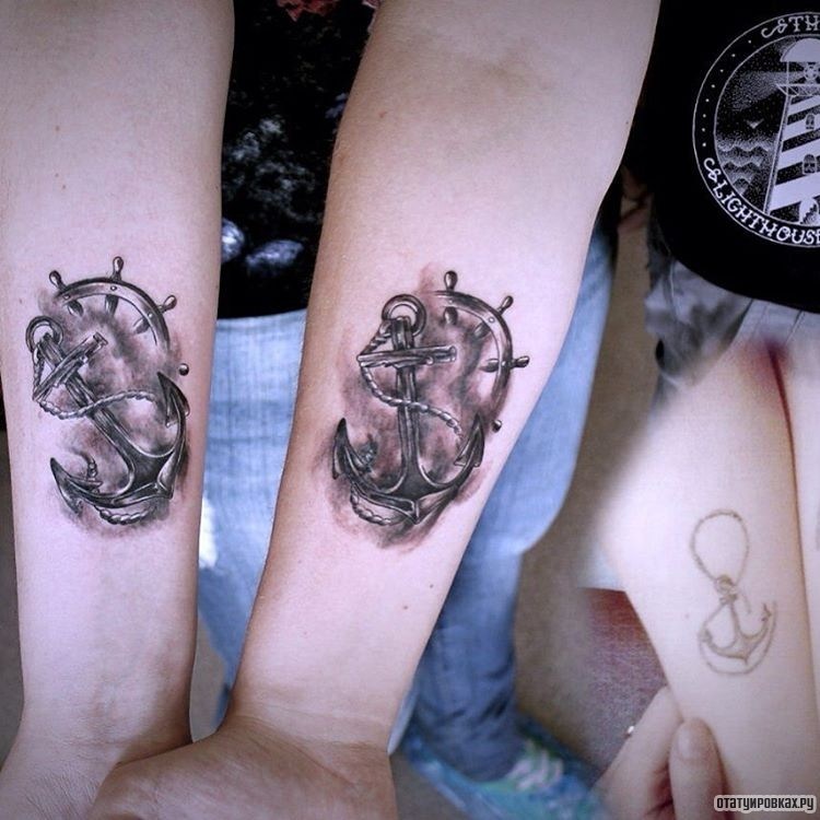 Фотография татуировки под названием «Якорь со штурвалом»