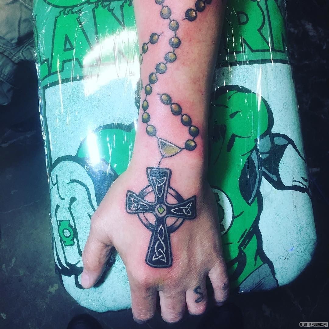 Фотография татуировки под названием «Кельтский крест на цепочке»