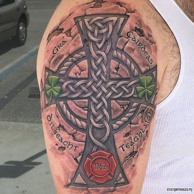 Фотография татуировки под названием «Кельтский крест с клевером»