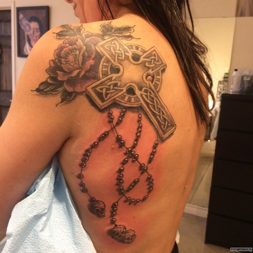 Фотография татуировки под названием «Кельтский крест с розой на цепочке»