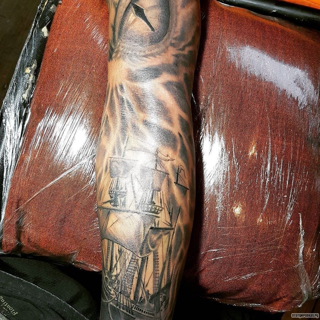 Фотография татуировки под названием «Молния с кораблем»