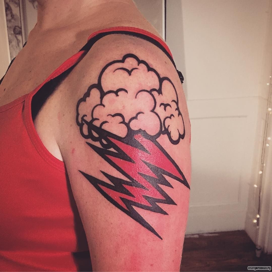 Фотография татуировки под названием «Молния и облако»