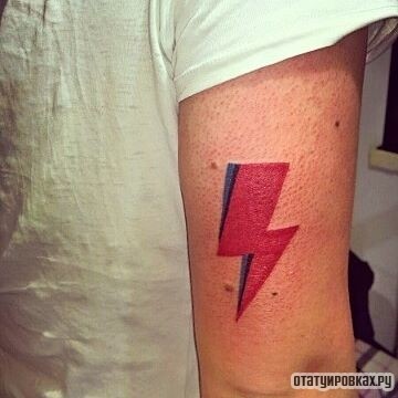 Фотография татуировки под названием «Молния в красном цвете»