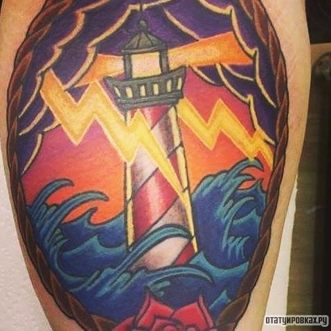 Фотография татуировки под названием «Молния около маяка»
