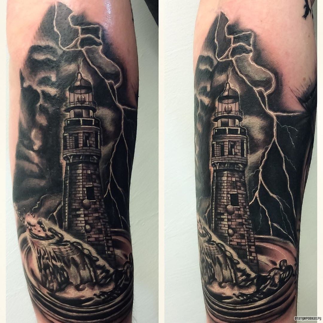 Фотография татуировки под названием «Молния у маяка»