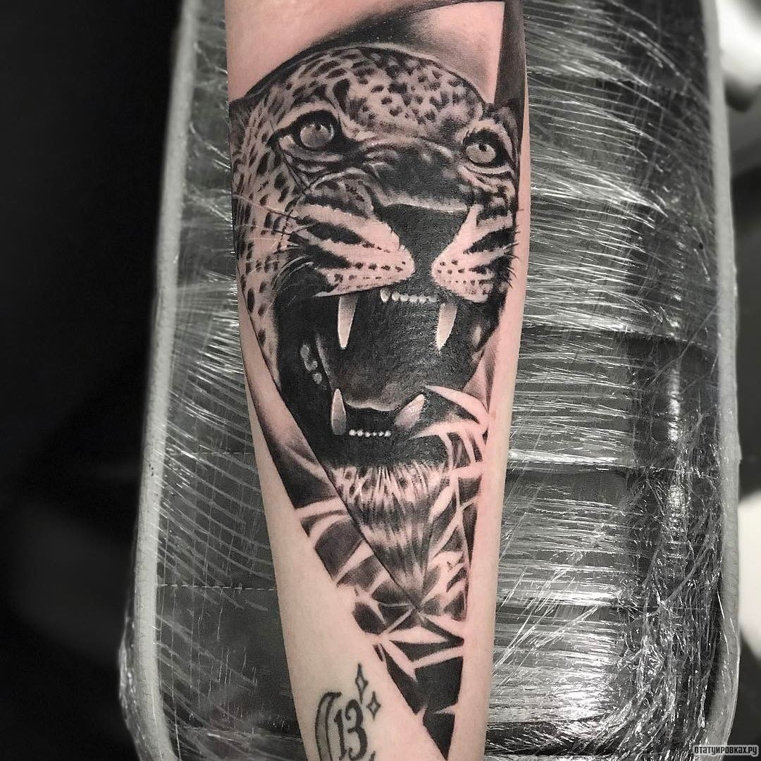 Фотография татуировки под названием «Леопард огрызается»