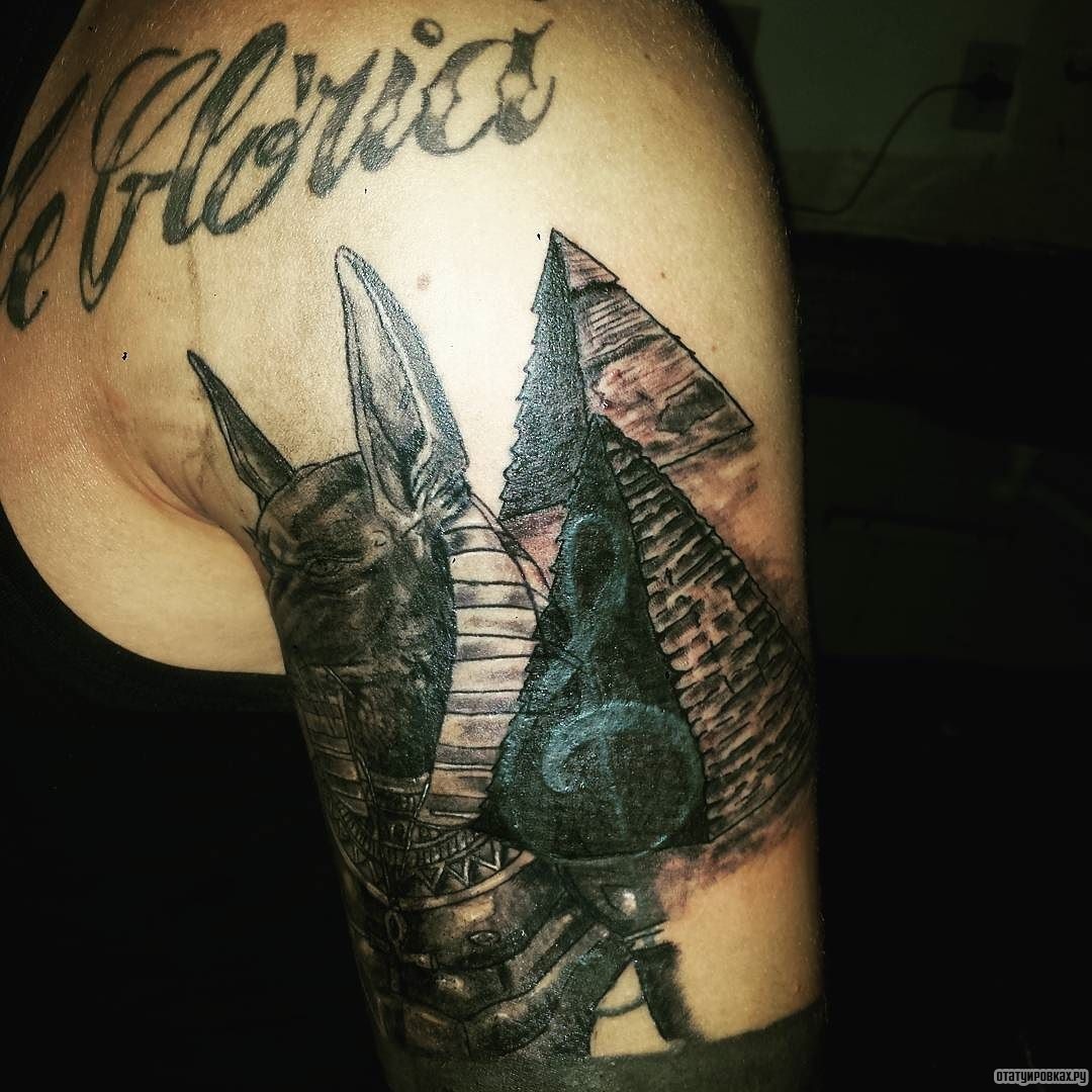 Фотография татуировки под названием «Анубис с пирамидами»