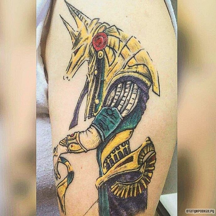 Фотография татуировки под названием «Анубис в желтом цвете»