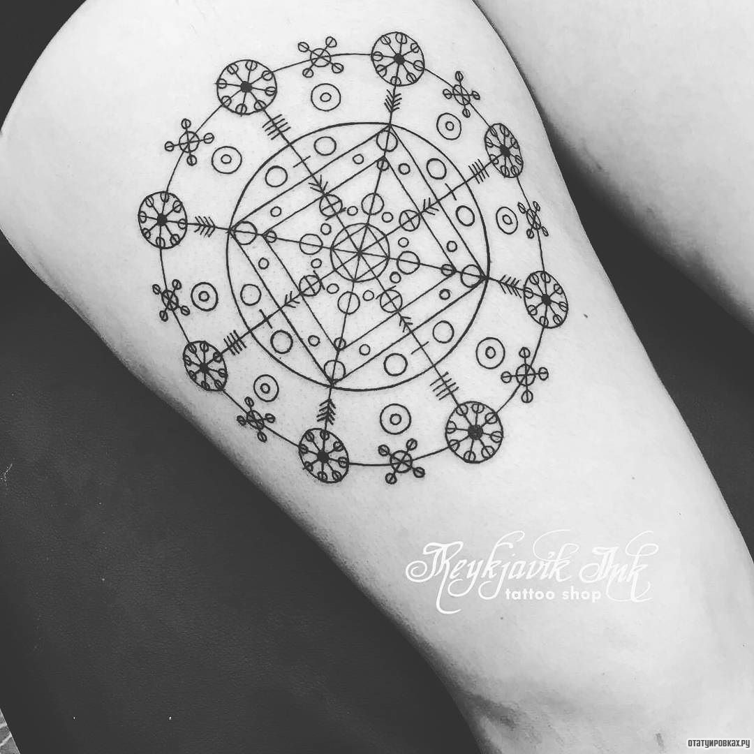 Фотография татуировки под названием «Руны как узор»