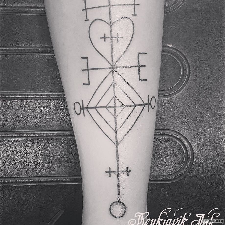 Фотография татуировки под названием «Руны с сердцем»