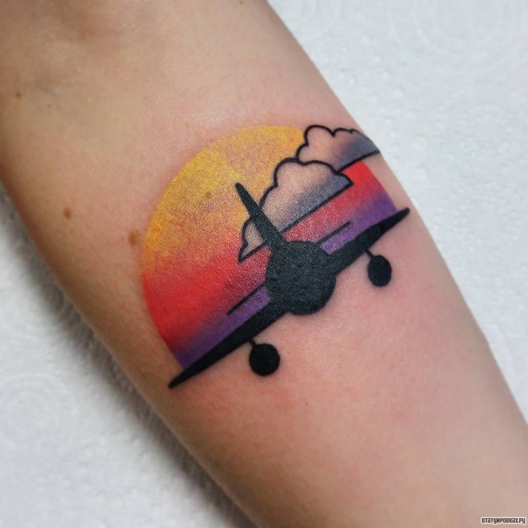 Фотография татуировки под названием «Самолет на фоне заката»