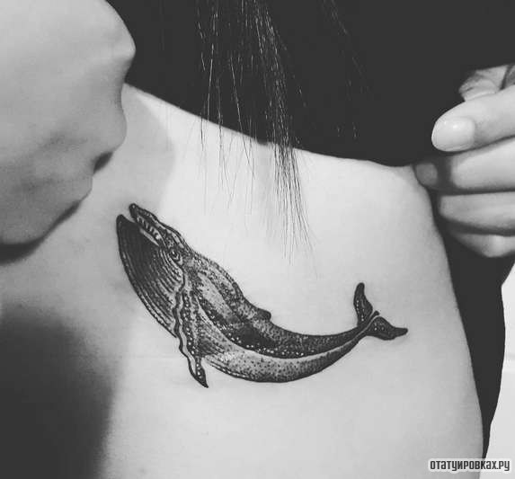 Фотография татуировки под названием «Маленький кит»