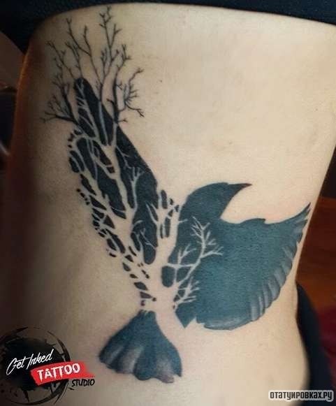 Фотография татуировки под названием «Ворон с деревом»