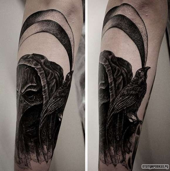 Фотография татуировки под названием «Ворон и смерть с косой»
